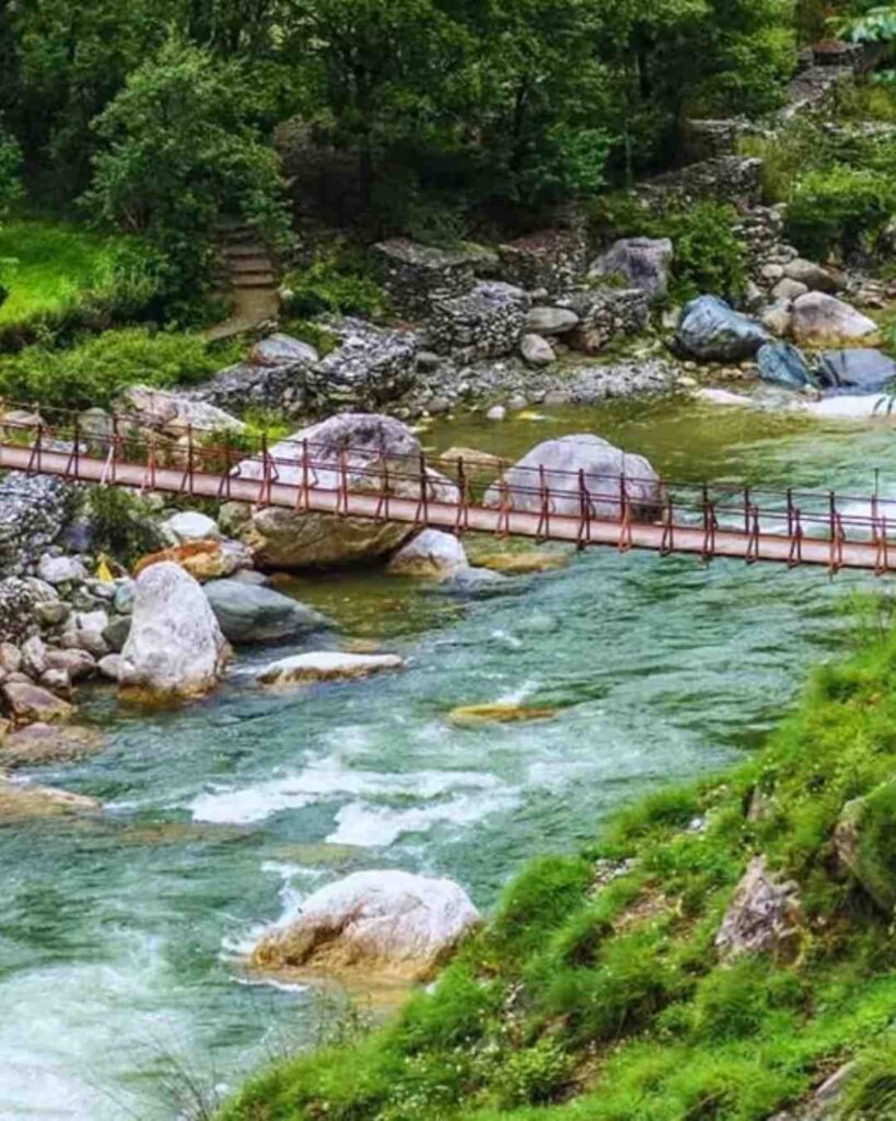 Tirthan Valley in Himachal Pradesh, a nature lover’s paradise with rivers, forests, and lush green mountains