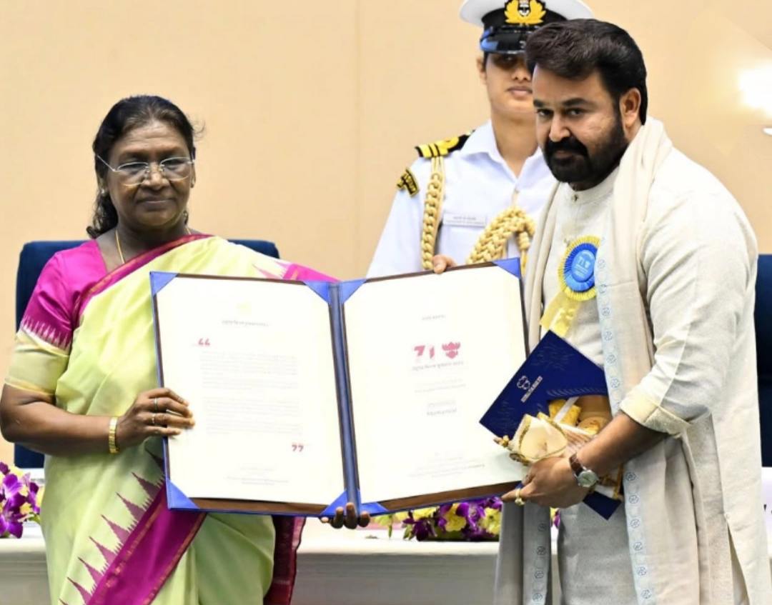 Mohanlal receiving Dadasaheb Phalke Award
