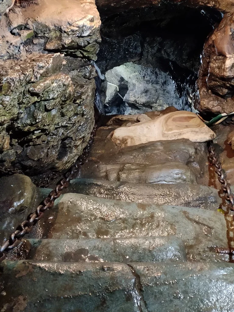Patal Bhuvaneshwar Cave Temple